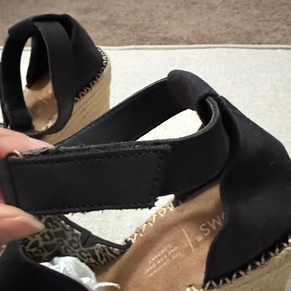 TOMS Wedge Espadrille Sandals-8-Black-Velcro Ankle Strap-Peep Toe-Cloth Uppers - Picture 16 of 16